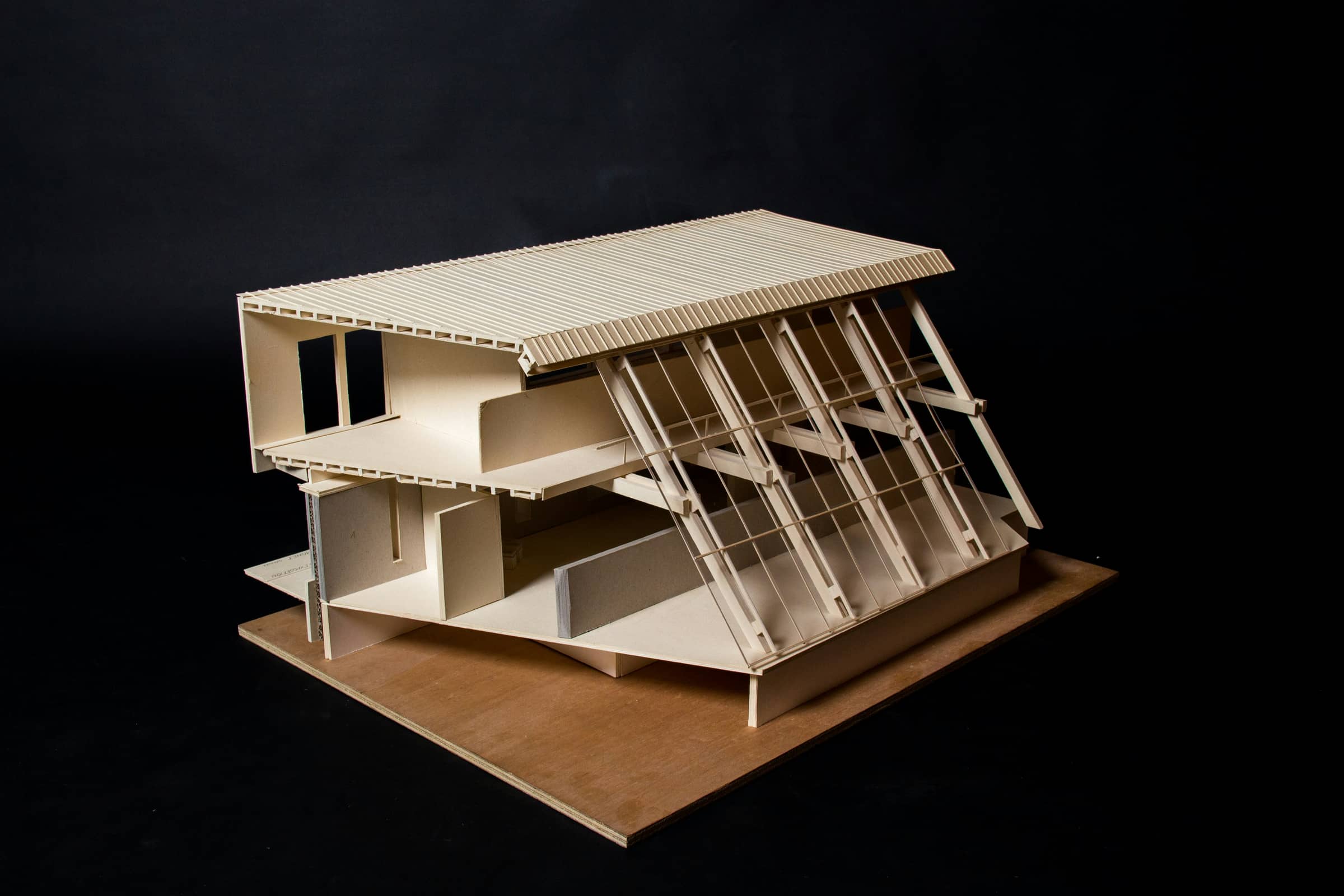 Maquette d’architecture blanche sur fond sombre